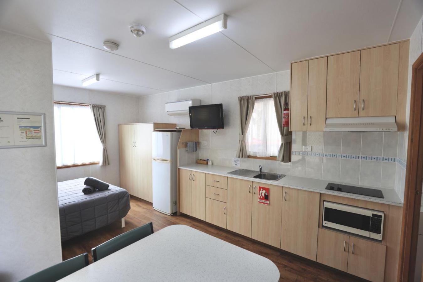 Отель Sea Vu Caravan Park Роб Экстерьер фото